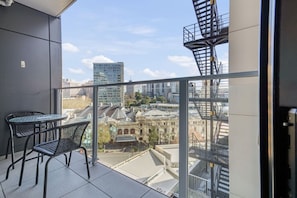 Outdoor dining - CBD Modern Apartment with City views, Pool & Gym (Auckland CBD)