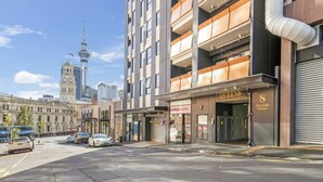 Un immeuble moderne abritant un salon de coiffure et des logements au rez-de-chaussée.