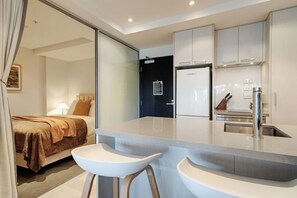 2 habitaciones, escritorio, tabla de planchar con plancha y wifi gratis 