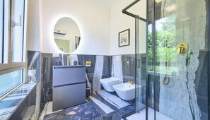 Haartrockner, Bidet, Handtücher, Seife