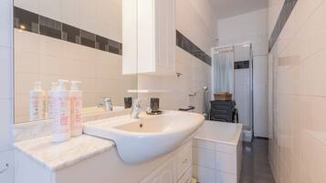 Apartment, 2 Schlafzimmer | Badezimmer | Badewanne, Haartrockner, Bidet, Handtücher