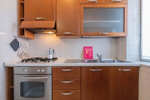 Apartamento, 2 habitaciones | Cocina privada | Microondas, horno, placa de cocina y máquina de café espresso