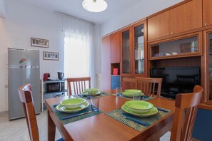 Apartamento, 2 habitaciones | Zona de estar | Televisión de 30 pulgadas con canales por satélite