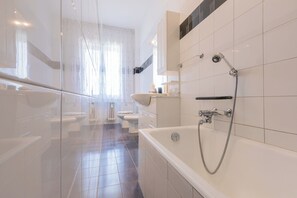 Appartement, 2 chambres | Salle de bain | Baignoire, séchoir à cheveux, bidet, serviettes fournies