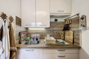 Fridge, microwave, coffee/tea maker, cookware/dishes/utensils
