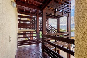 A wooden balcony with a view of mountains. - 'Cocoon for Two in the Mountains' Apartment with Mountain View, Balcony & Wi-Fi (Sainte léocadie)