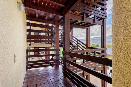Terrace/patio. Cozy Mountain Retreat for Two with Balcony, Mountain View & Wi-Fi