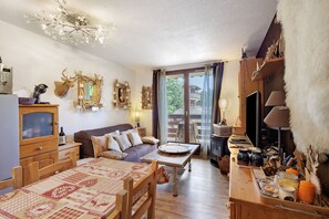 TV - Cozy Mountain Retreat for Two with Balcony, Mountain View & Wi-Fi (Sainte léocadie)