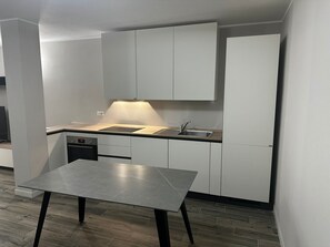 Fridge, microwave, oven, stovetop - Holiday Home 'Bertha' with Mountain View and Air Conditioning (Villasimius)