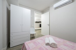 3 bedrooms, iron/ironing board, bed sheets