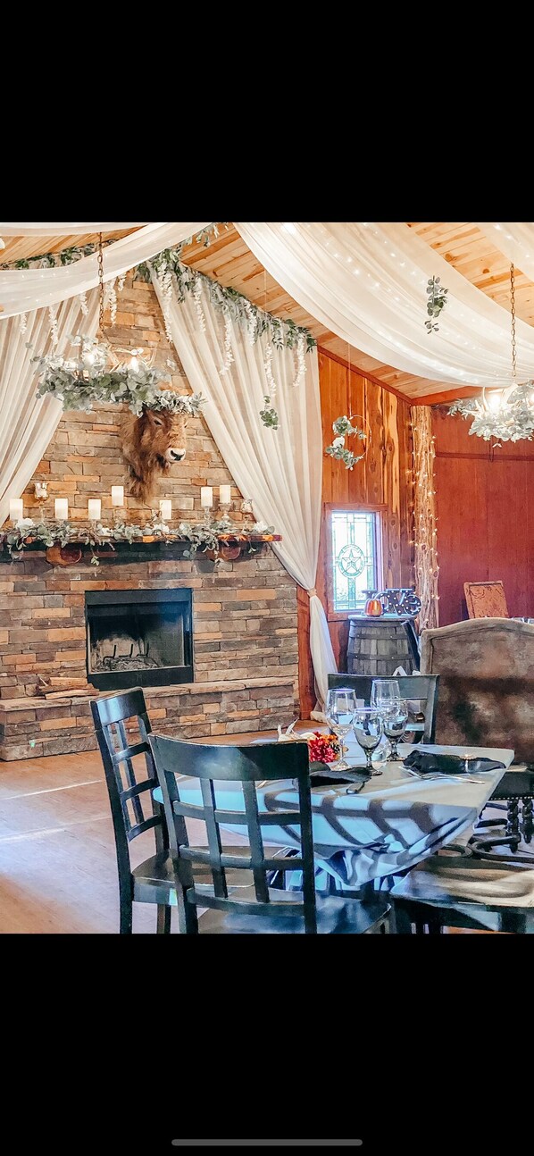 Dining - Oak Meadow Ranch (Valley View)