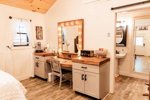 Tranquility | Premium bedding, iron/ironing board, free WiFi, bed sheets - Oak Meadow Ranch (Valley View)