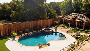 2 outdoor pools
