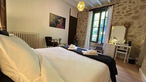 1 dormitorio, tabla de planchar con plancha, wifi y ropa de cama