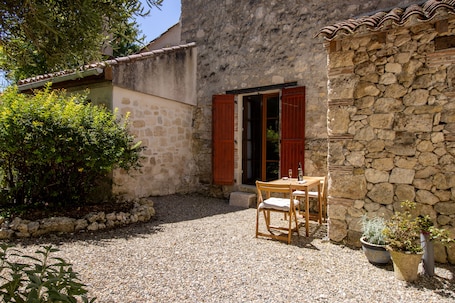 Outdoor dining. Luxe Chambre d'hôtes - Domaine de Gargoris