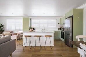 Fridge, oven, stovetop, dishwasher