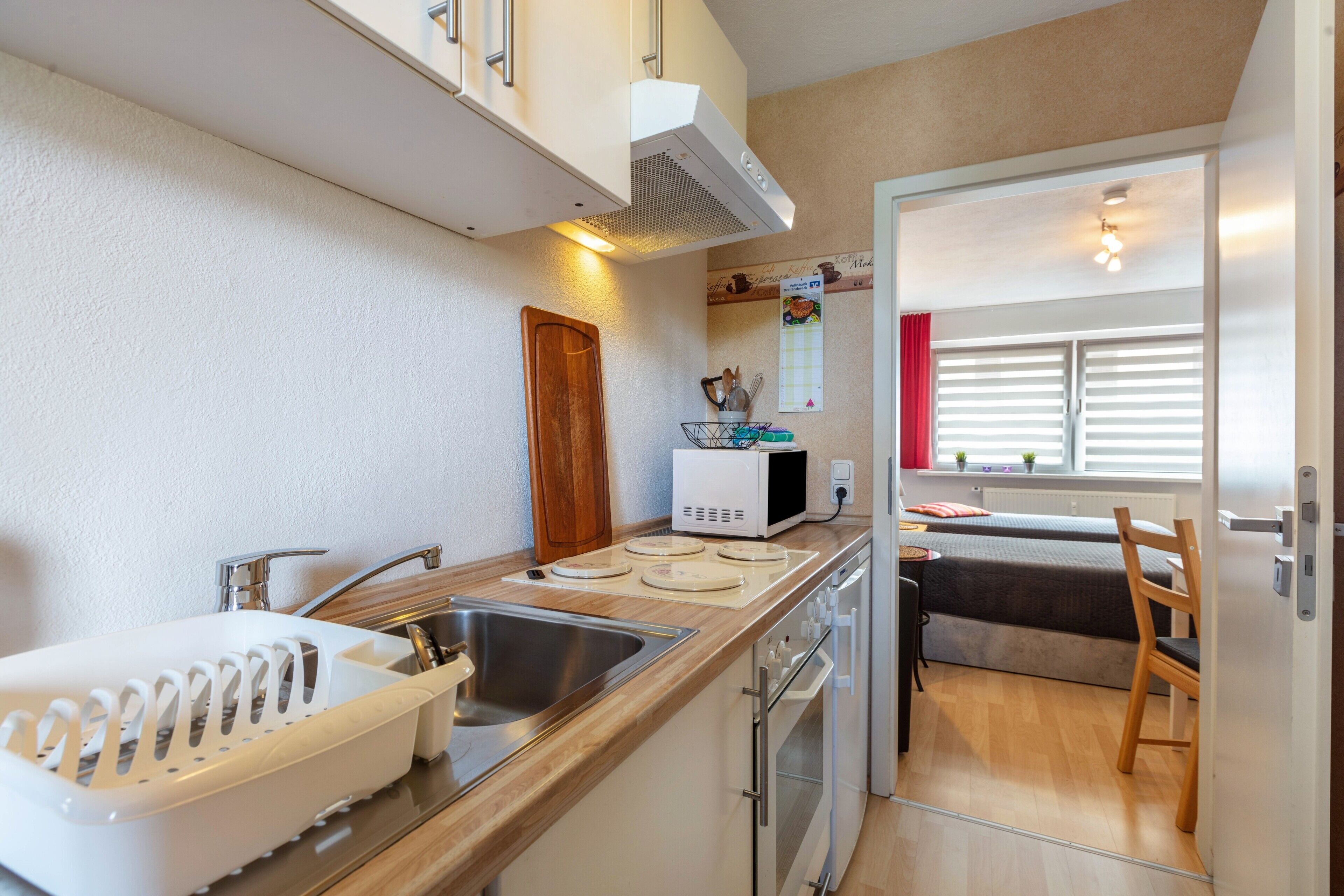 Wasserkocher mit Kaffee-/Teezubehör, Kühlschrank, Mikrowelle, Ofen