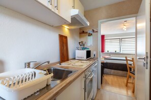 Cafetera y tetera, refrigerador, microondas y horno 
