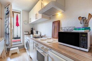 Wasserkocher mit Kaffee-/Teezubehör, Kühlschrank, Mikrowelle, Ofen