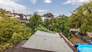 Ett bostadsområde med hus, en swimmingpool och en klar himmel.