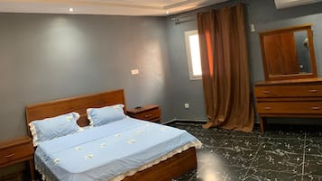 1 habitación, tabla de planchar con plancha, wifi y ropa de cama