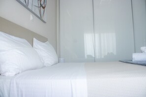 1 slaapkamer, een strijkplank/strijkijzer, gratis wifi, beddengoed