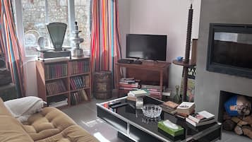 Smart-tv, böcker och ett musikbibliotek