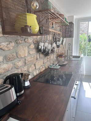 ثلاجة، ميكروويف، فرن، موقد طهي مسطح