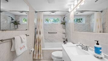 Familienhaus, eigenes Bad, Poolblick | Badezimmer