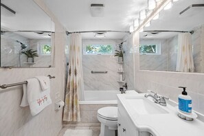 Family House, Private Bathroom, Pool View | Bathroom