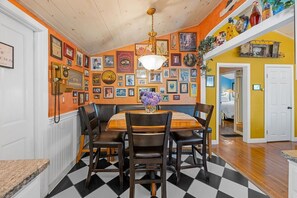 Nhà dành cho gia đình, phòng tắm riêng, quang cảnh hồ bơi | Nhà hàng