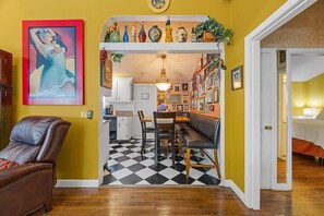 Familie huis, privébadkamer, uitzicht op zwembad | Restaurant