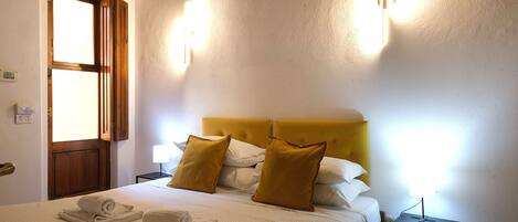 2 عدّة غرف نوم ومكواة/لوح كي