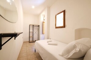 2 habitaciones y tabla de planchar con plancha 