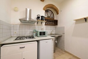 Jääkaappi, mikroaaltouuni, astianpesukone, leivänpaahdin