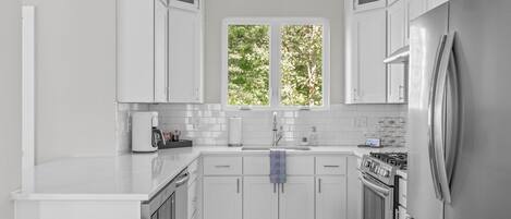 Een koelkast, een microgolfoven, een oven, een kookplaat