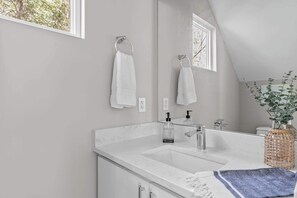 Regadera, secadora de cabello, toallas 