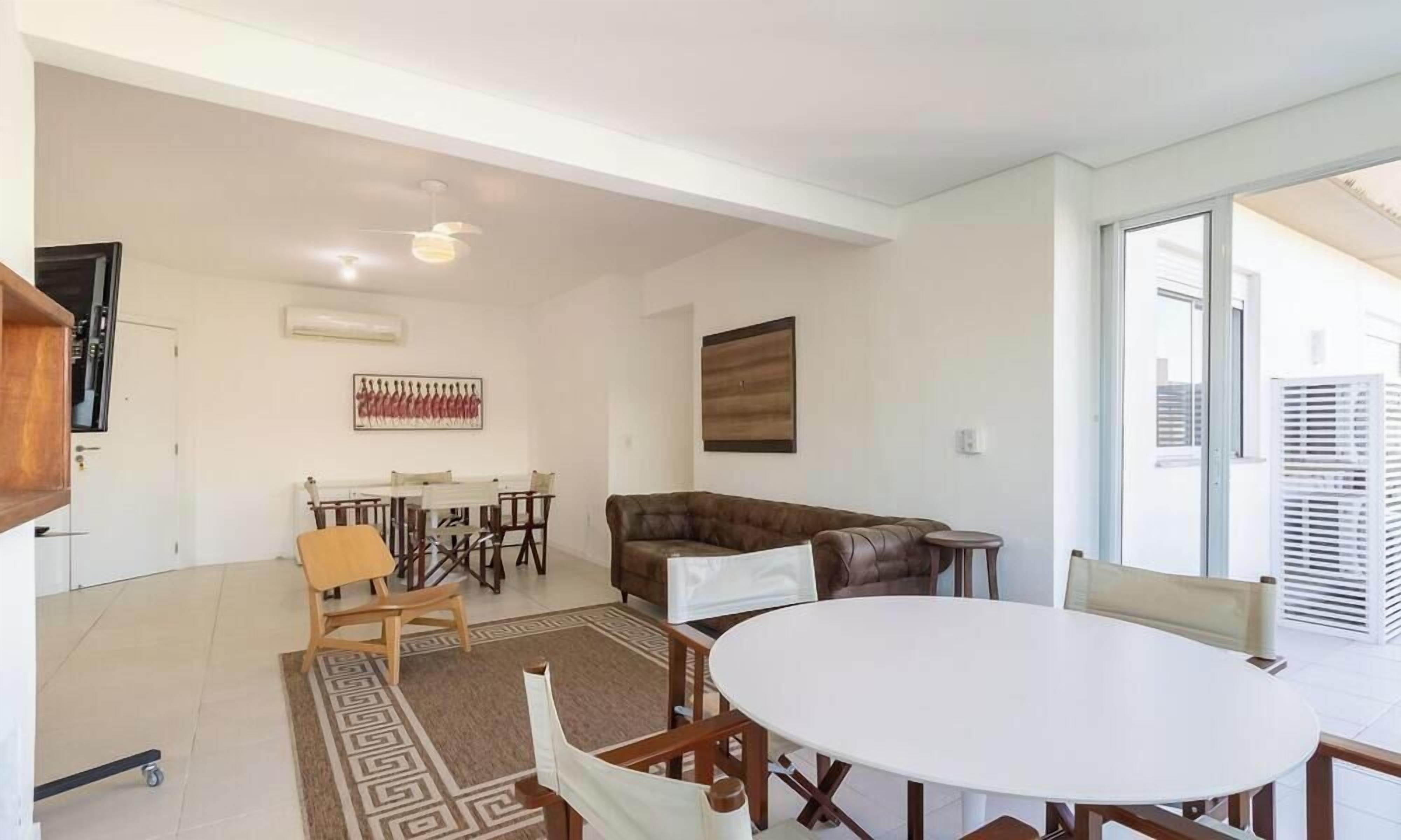 Basic Apartment | Dining