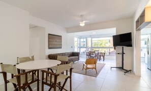 Basic Apartment | Dining