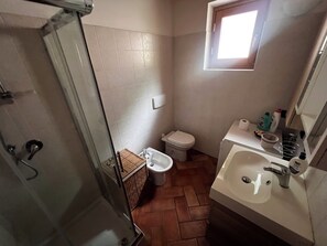 Sèche-cheveux, serviettes fournies, savon, papier toilette