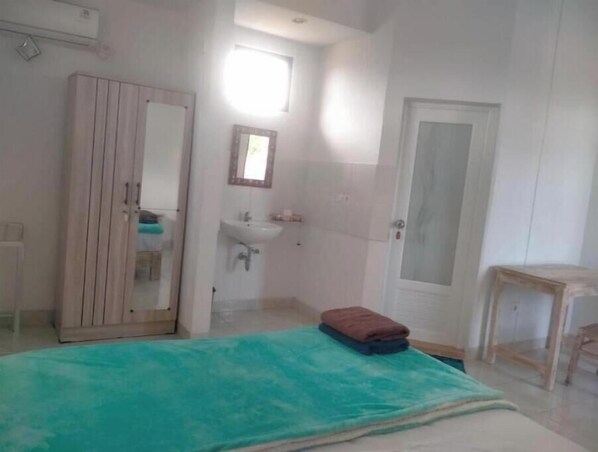 1 bedroom, bed sheets