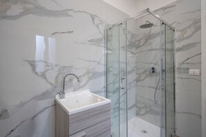 Een douche, een bidet, handdoeken