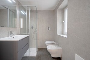 Shower, bidet, towels