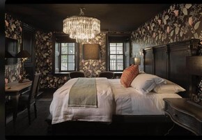 Caja de seguridad en la habitación y espacio para trabajar con laptop 