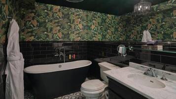 Bañera y ducha independientes, secador de pelo, pantuflas, toallas