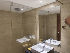 Standard-Doppel- oder -Zweibettzimmer, Bergblick | Badezimmer | Hausschuhe, Handtücher, Seife, Shampoo