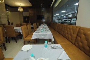 2 restaurants, breakfast, lunch, dinner served; seafood