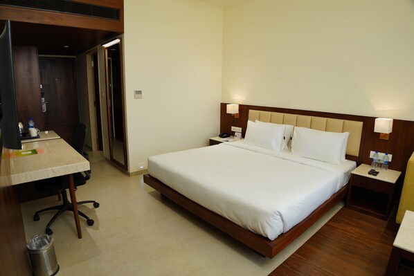 Habitación estándar con 1 cama matrimonial o 2 individuales, vista a la montaña | Caja de seguridad en la habitación y espacio para trabajar con laptop 