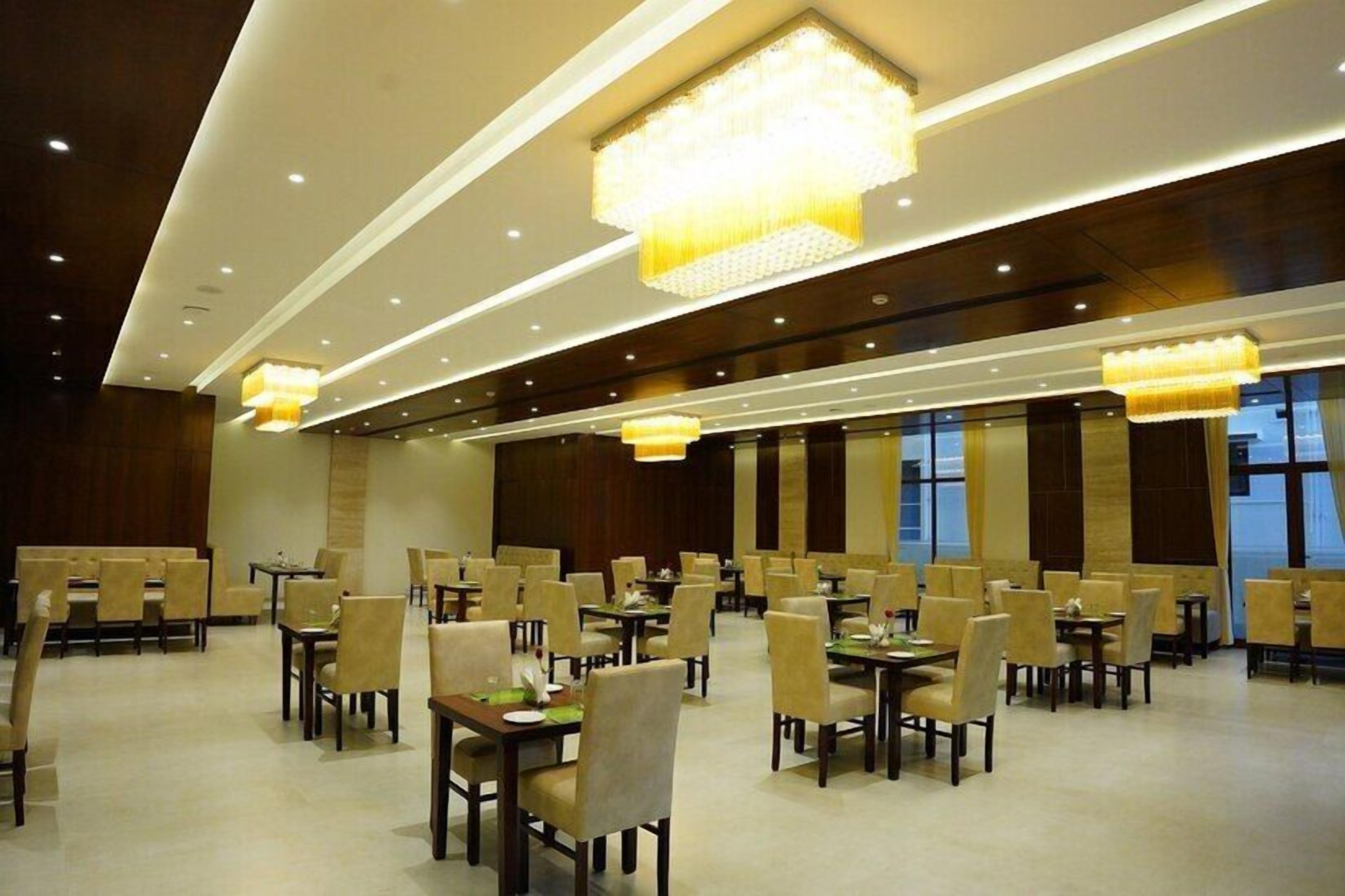 2 restaurants; breakfast, lunch and dinner served 