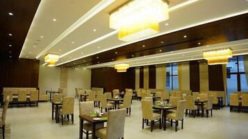 2 restaurants; breakfast, lunch and dinner served